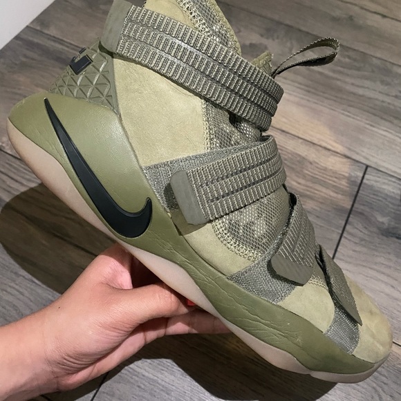 Lebron basketball shoes - Picture 3 of 4